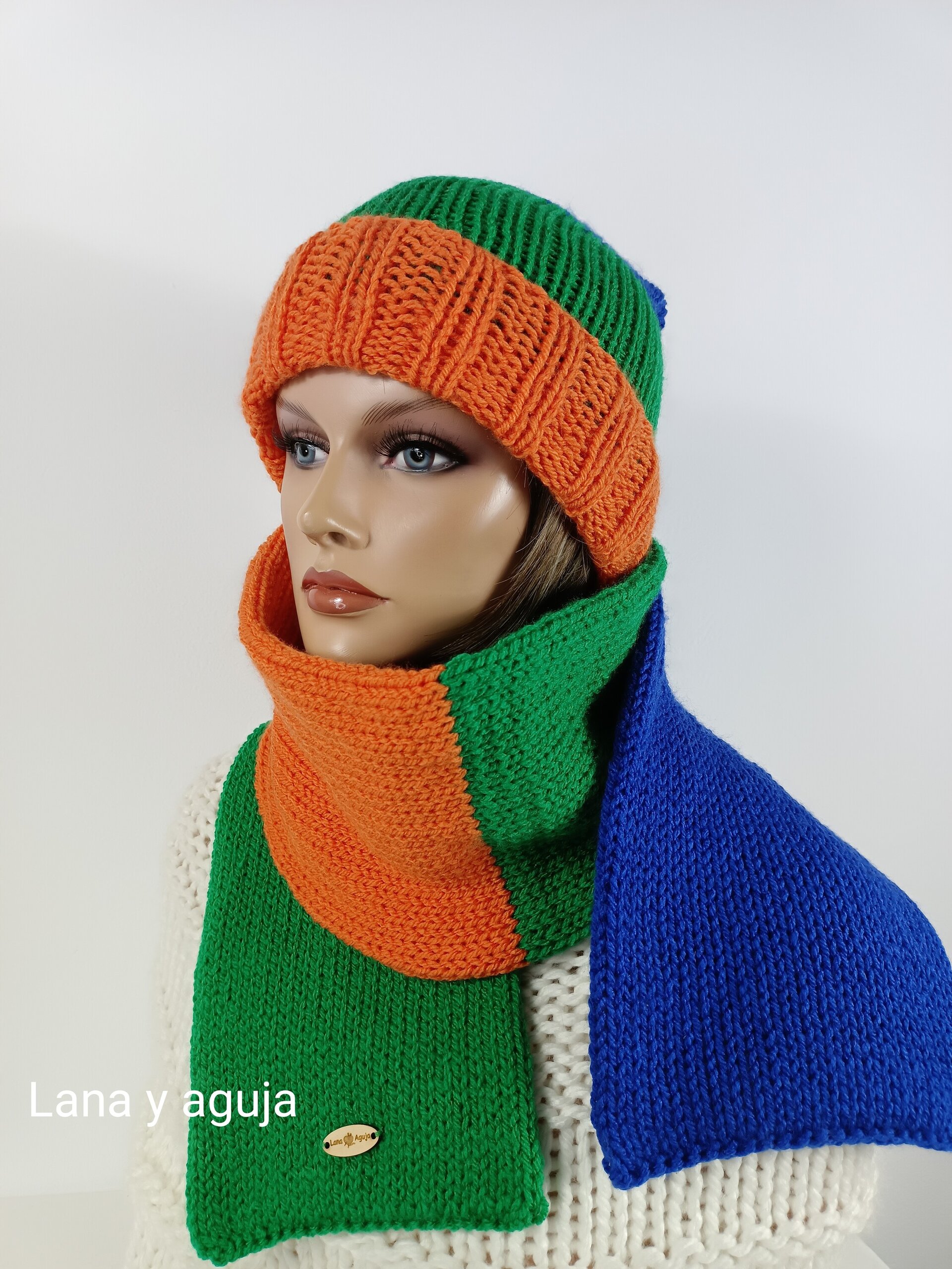 Conjunto de gorro y bufanda, tejida a mano, multicolor. - 2
