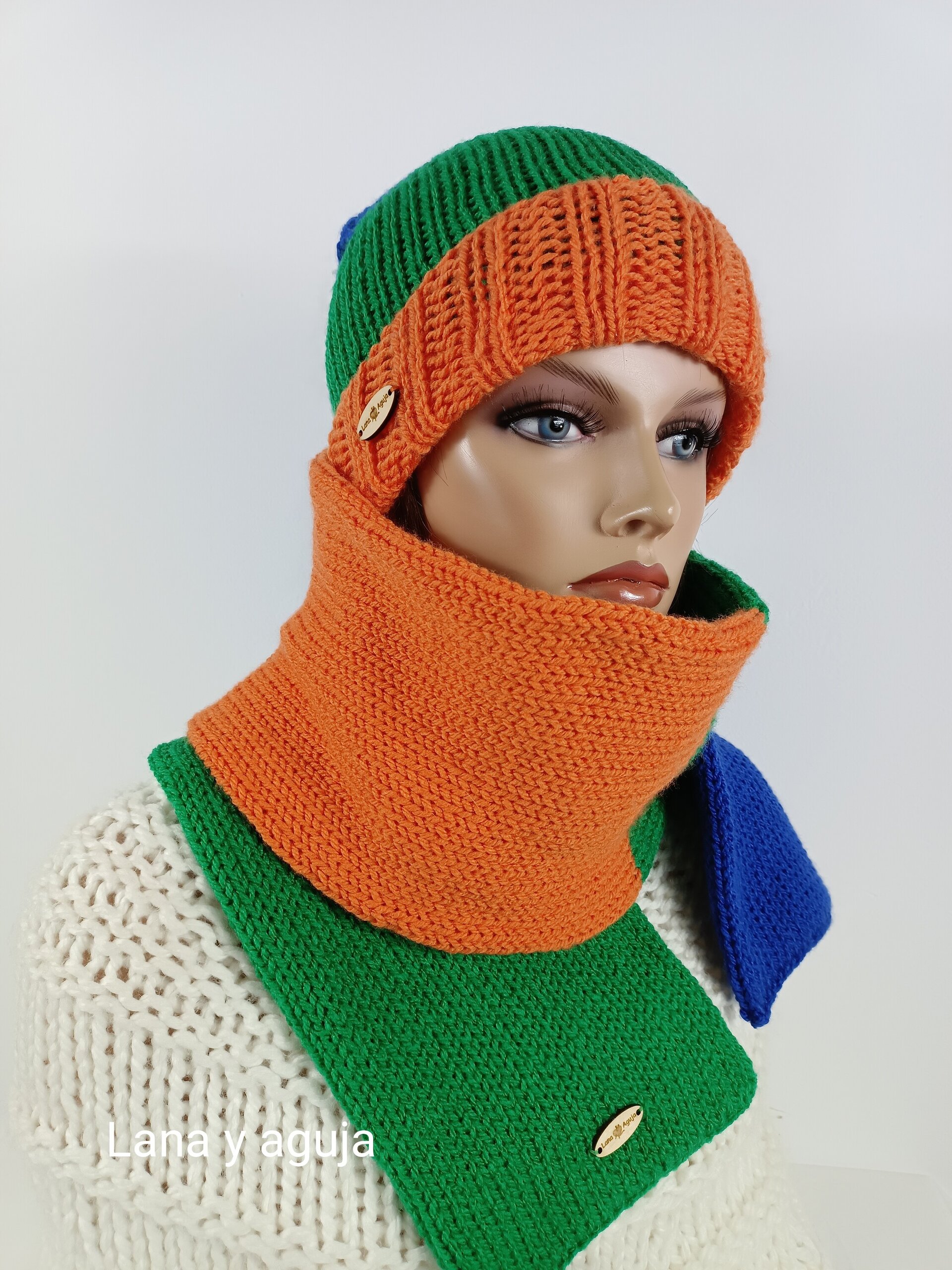 Conjunto de gorro y bufanda, tejida a mano, multicolor. - 4