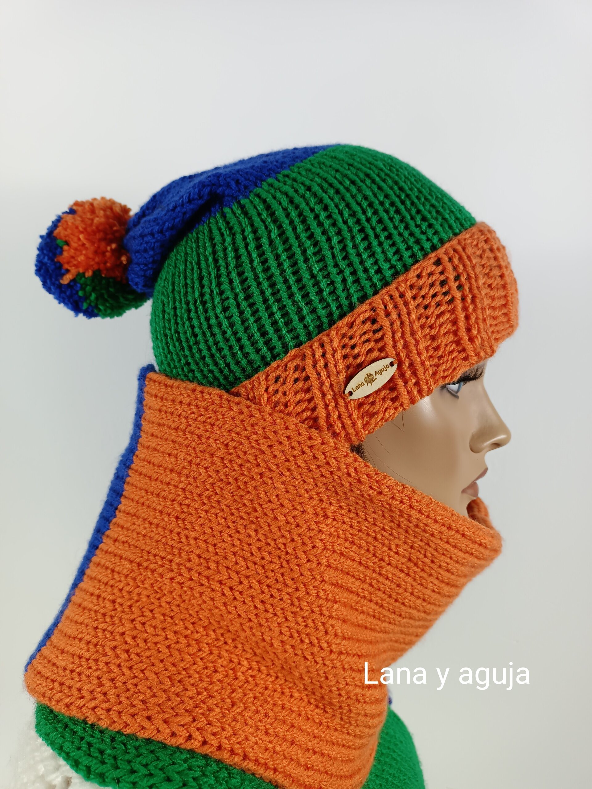 Conjunto de gorro y bufanda, tejida a mano, multicolor. - 5