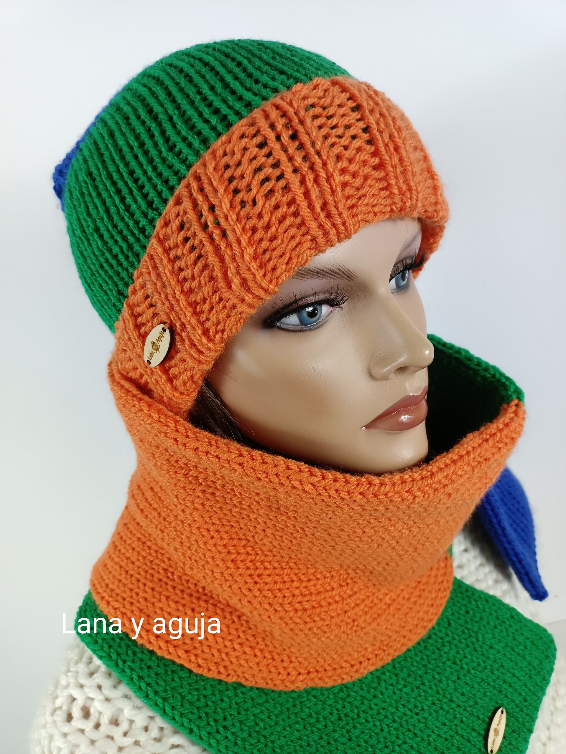 Conjunto de gorro y bufanda, tejida a mano, multicolor. - 6